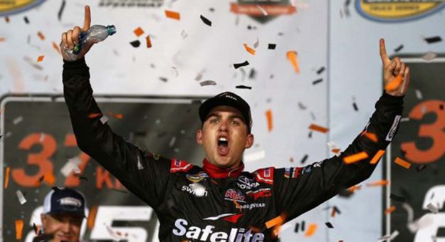 Visit Noah Gragson logró una convincente victoria en la Trucks Series en Kansas page