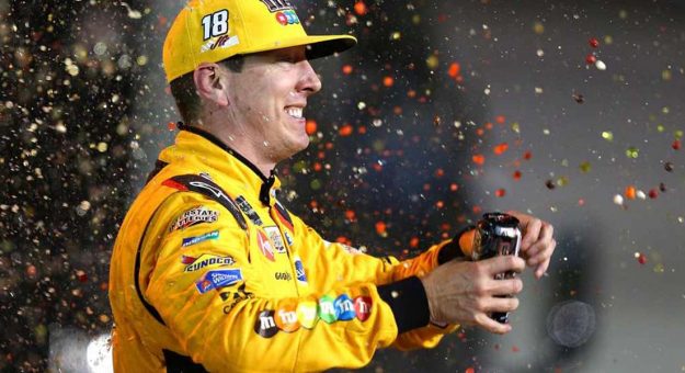 Visit Pilotos con más de 15,000 vueltas en 1er. lugar page