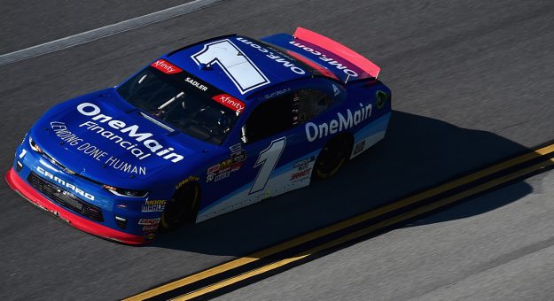 Visit Elliott Sadler en busca de otro premio del DASH 4 CASH de la Xfinity Series page