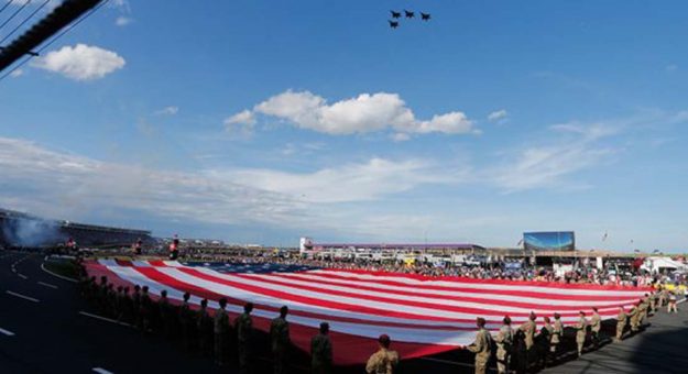 Visit Mejores saludos militares aéreos en la NASCAR page