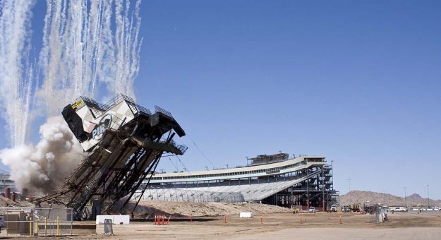 Visit Espectacular demolición en el ISM Raceway de Phoenix page