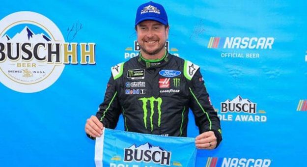 Visit Kurt Busch ganó la Pole Position para la FireKeepers Casino 400 en Michigan page