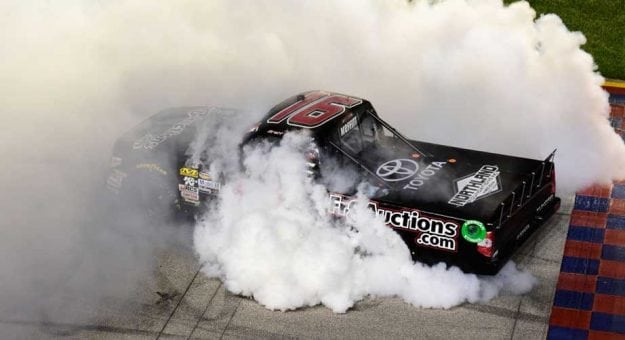 Visit Brett Moffitt aprovechó la oportunidad para ganar en la NASCAR Truck Series en Chicagoland page