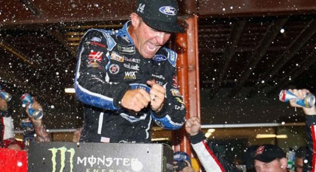 Visit Clint Bowyer ganó la FireKeepers Casino 400 en Michigan page