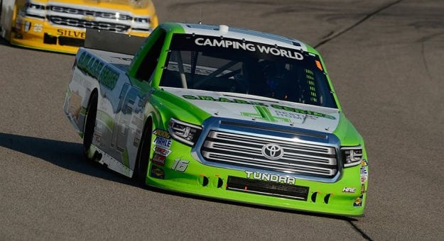 Visit Brett Moffitt contuvo a Noah Gragson para ganar en casa page
