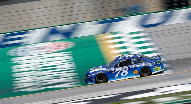 Visit Martin Truex Jr. ganó la Pole Position en Kentucky page