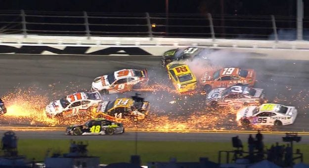 Visit El ‘Big One’ dejó fuera de competencia a casi la mitad de los autos en Daytona page
