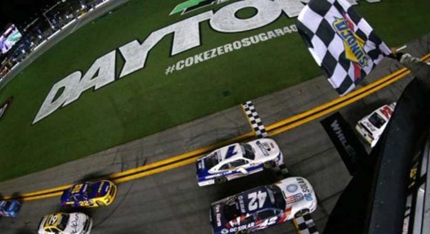 Visit Kyle Larson ganó una accidentada carrera de la Xfinity Series en Daytona page