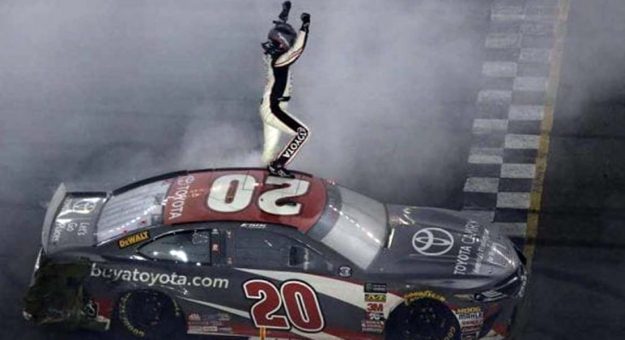 Visit Erik Jones ganó la Coke Zero Sugar 400, 1ra. victoria en la Cup Series page