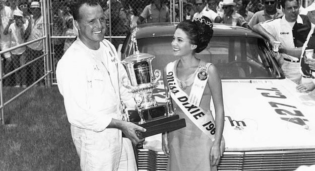Visit Todos los ganadores de la carrera de julio en Daytona page