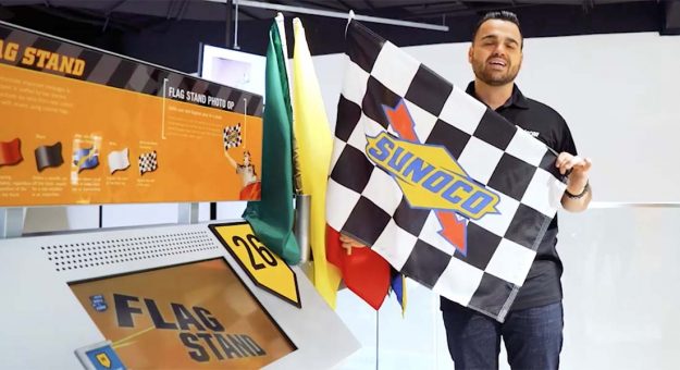 Visit Las banderas de la NASCAR para controlar las carreras page