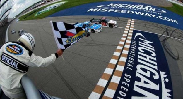 Visit Brett Moffitt superó a Johnny Sauter en la Trucks Series en Michigan page