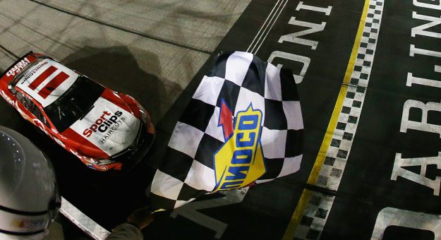 Visit Denny Hamlin en busca de la magia de la victoria en Darlington page