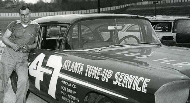 Visit Chase Elliott en su carrera 100 comparado con 11 pilotos page