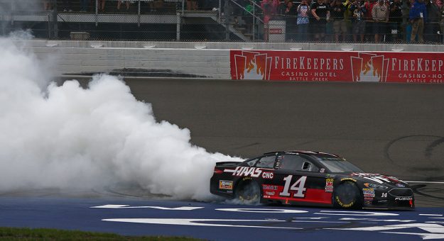 Visit Clint Bowyer en busca de buenas noticias en Michigan  page