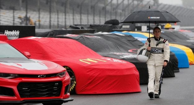 Visit La Brickyard 400 pospuesta para el lunes con doblete de la NASCAR page