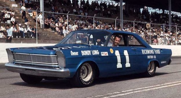Visit Autos con look retro cool para la carrera en Darlington page