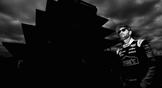 Visit Jimmie Johnson por su boleto a los Playoffs 2018 en Indy page