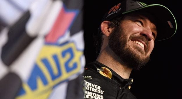 Visit Martin Truex Jr. avanzó a La Ronda de los 12 de los Playoffs antes de Charlotte page