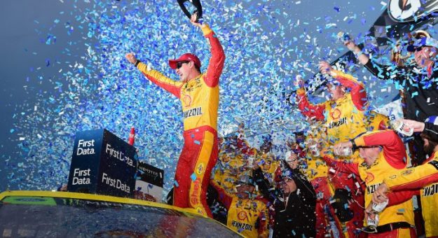Visit Joey Logano se llevó la victoria en Martinsville y avanzó a la Championship 4 page