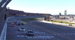 Momento PEAK de Aric Almirola en el Talladega Superspeedway