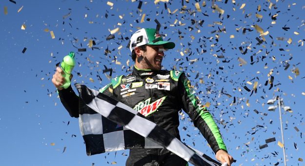 Visit Chase Elliott ganó carrera de eliminación en Kansas, solo quedan 8 page