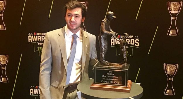Visit Chase Elliott ganó el Premio NMPA al Piloto Más Popular 2018 page
