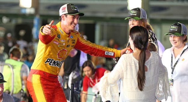 Visit Estrellas de la NASCAR felicitan a Joey Logano por su campeonato page