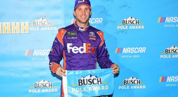 Visit Denny Hamlin ganó la Pole Position para la Ford EcoBoost 400 page