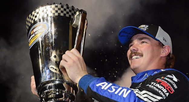 Visit Brett Moffitt se coronó campeón de la Camping World Truck Series 2018 page