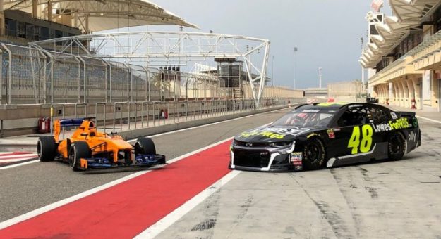 Visit Jimmie Johnson listo para cambiar autos con Fernando Alonso page