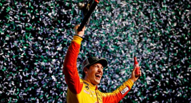Visit La celebración del campeón Joey Logano en Victory Lane en Homestead page