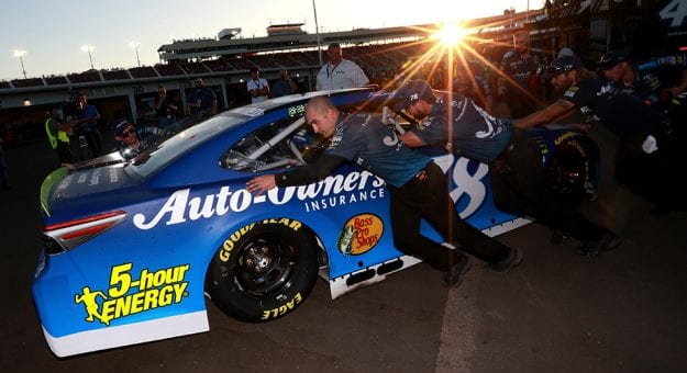 Visit El Jefe del Auto de Martin Truex Jr. expulsado en Phoenix page