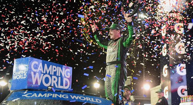 Visit Brett Moffitt ganó en Phoenix y avanzó a la Championship 4 de la Truck Series page