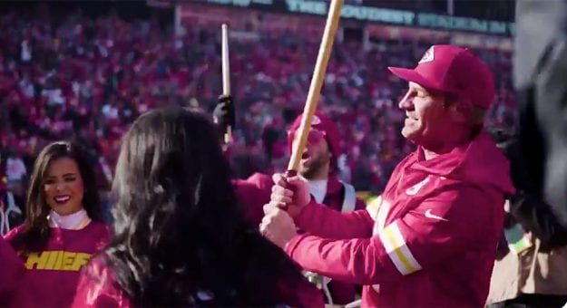 Visit Clint Bowyer celebró la tradición de los Kansas City Chiefs page