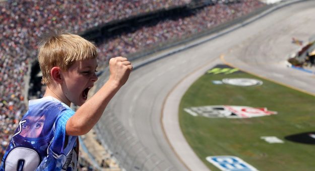 Visit Las Mejores fotos de la temporada NASCAR 2018 page