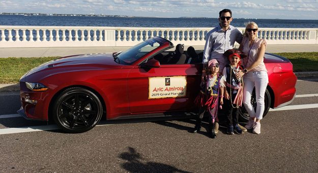 Visit Aric Almirola celebra su éxito y futuro con visita a casa page