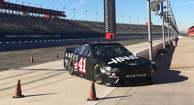 Visit De vuelta a la pista; Suárez, Truex Jr.  y Logano probaron llantas en el Auto Club page