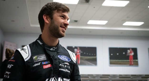 Visit Los expertos analizan el futuro de Daniel Suárez con Stewart-Haas Racing page