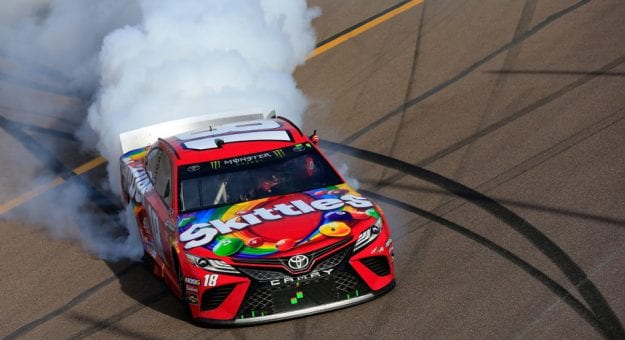 Visit Kyle Busch ganó la TicketGuardian 500 en ISM Raceway page