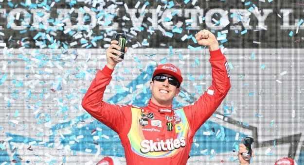Kyle Busch ganó la TicketGuardian 500 en ISM Raceway