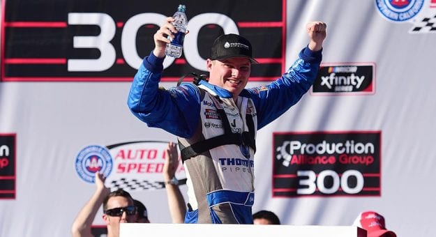 Visit Cole Custer superó a Kyle Busch y ganó en el Auto Club page