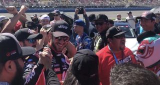 Daniel Suárez festejó con sus Amigos en el Auto Club Speedway