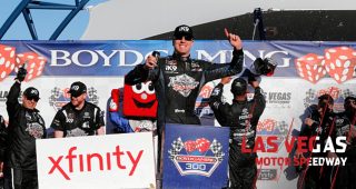 Kyle Busch holds off rising stars to win at Las Vegas