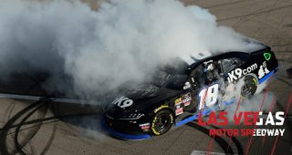 Kyle Busch burns it down in Las Vegas