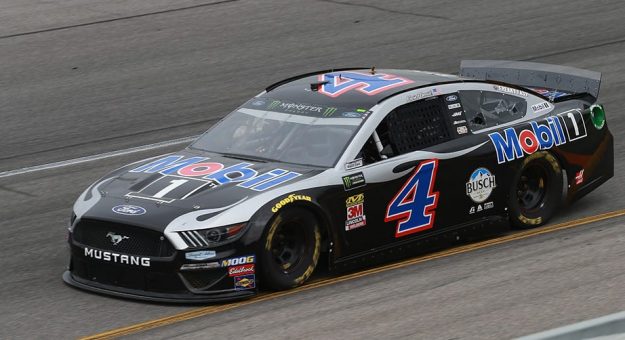 Visit Kevin Harvick ganó la Pole Position para la Toyota Owners 400 page