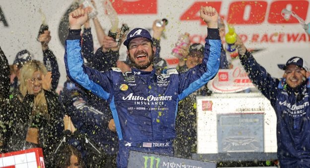 Visit Martin Truex Jr. ganó la Toyota Owners 400 en el Richmond Raceway page