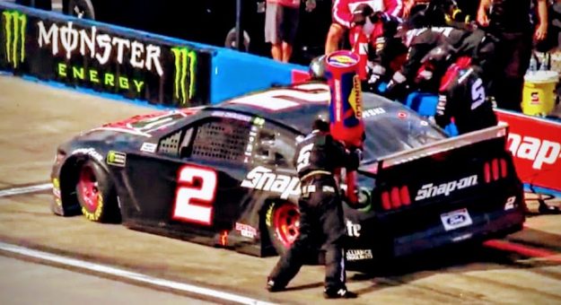 Visit Nuevo ángulo del trompo de Brad Keselowski en los pits en Talladega page