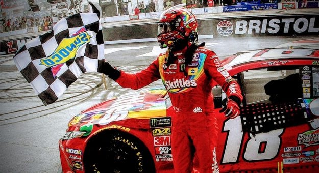 Visit Kyle Busch ganó la Food City 500 en el Bristol Motor Speedway page