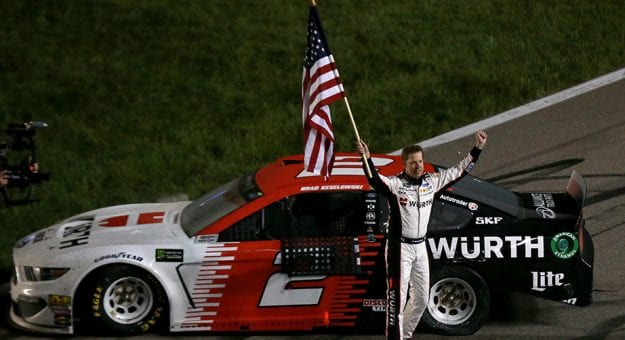 Visit Brad Keselowski ganó la Digital Ally 400 en Kansas page